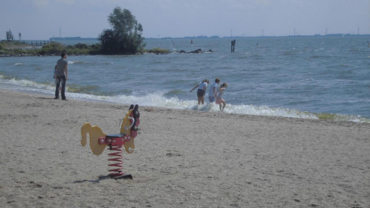 Vakantiepark 'T Urkerbos - Kabouterhuisje ภายนอก รูปภาพ